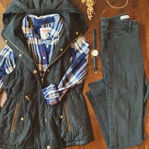 Hollister high waisted, dark grey/black jeans.